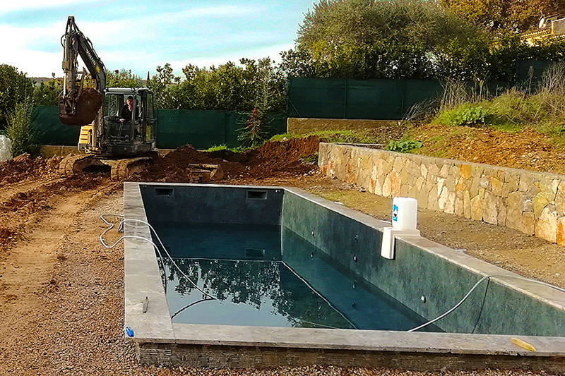 Terrassement et aménagements extérieurs pour piscine béton Mouans TP